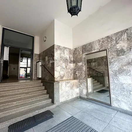Charming In Embassy District & Royal Parks Апартаменти